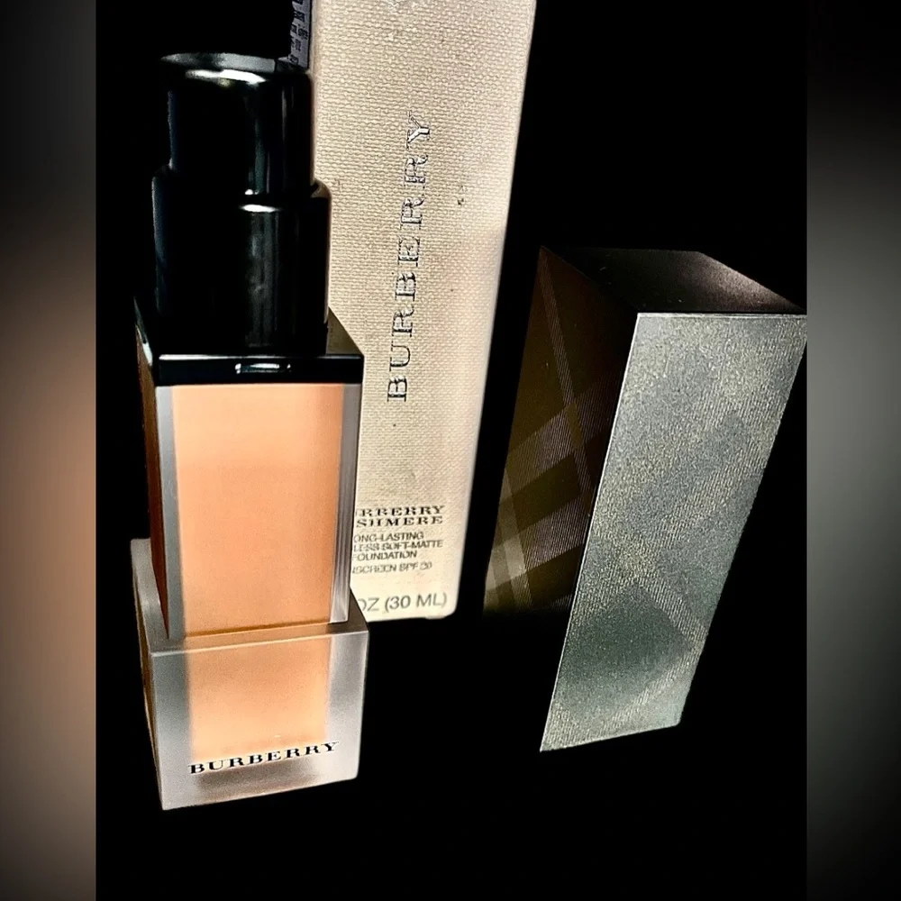 Burberry NIB Foundation SPF20 Almond 43 Cashmere Collection Flawless sof…